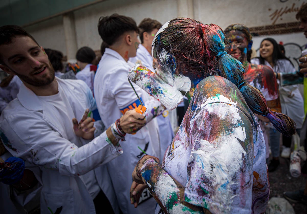 Alumnos de la Facultad de Medicina celebran la tradicional fiesta de octubre