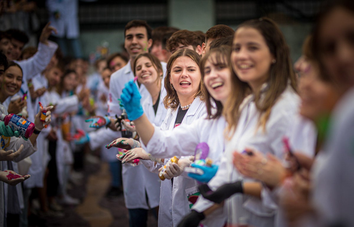 Alumnos de la Facultad de Medicina celebran la tradicional fiesta de octubre