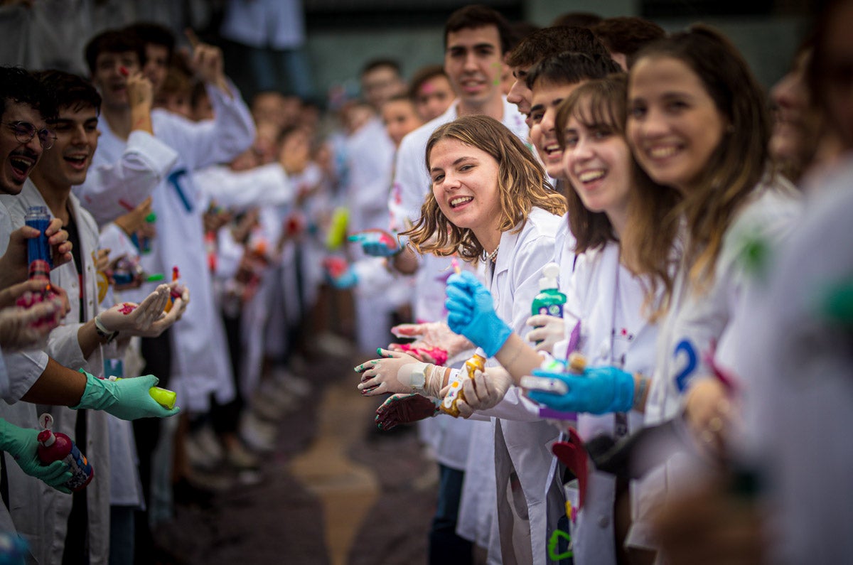 Alumnos de la Facultad de Medicina celebran la tradicional fiesta de octubre