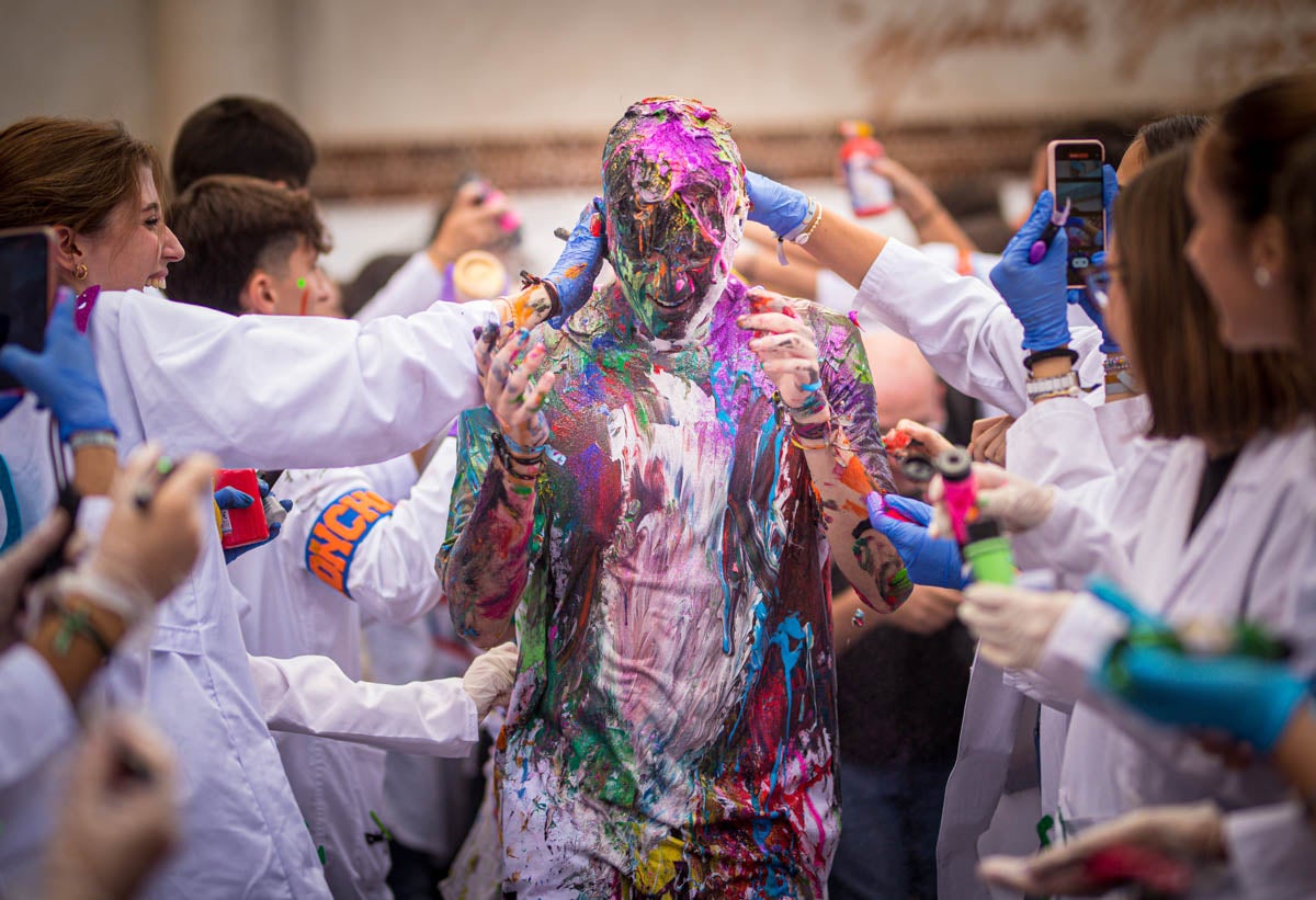 Alumnos de la Facultad de Medicina celebran la tradicional fiesta de octubre