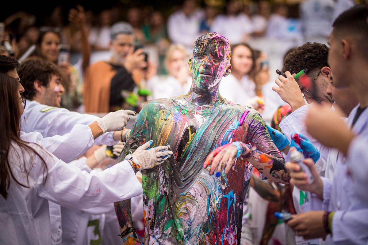 Alumnos de la Facultad de Medicina celebran la tradicional fiesta de octubre