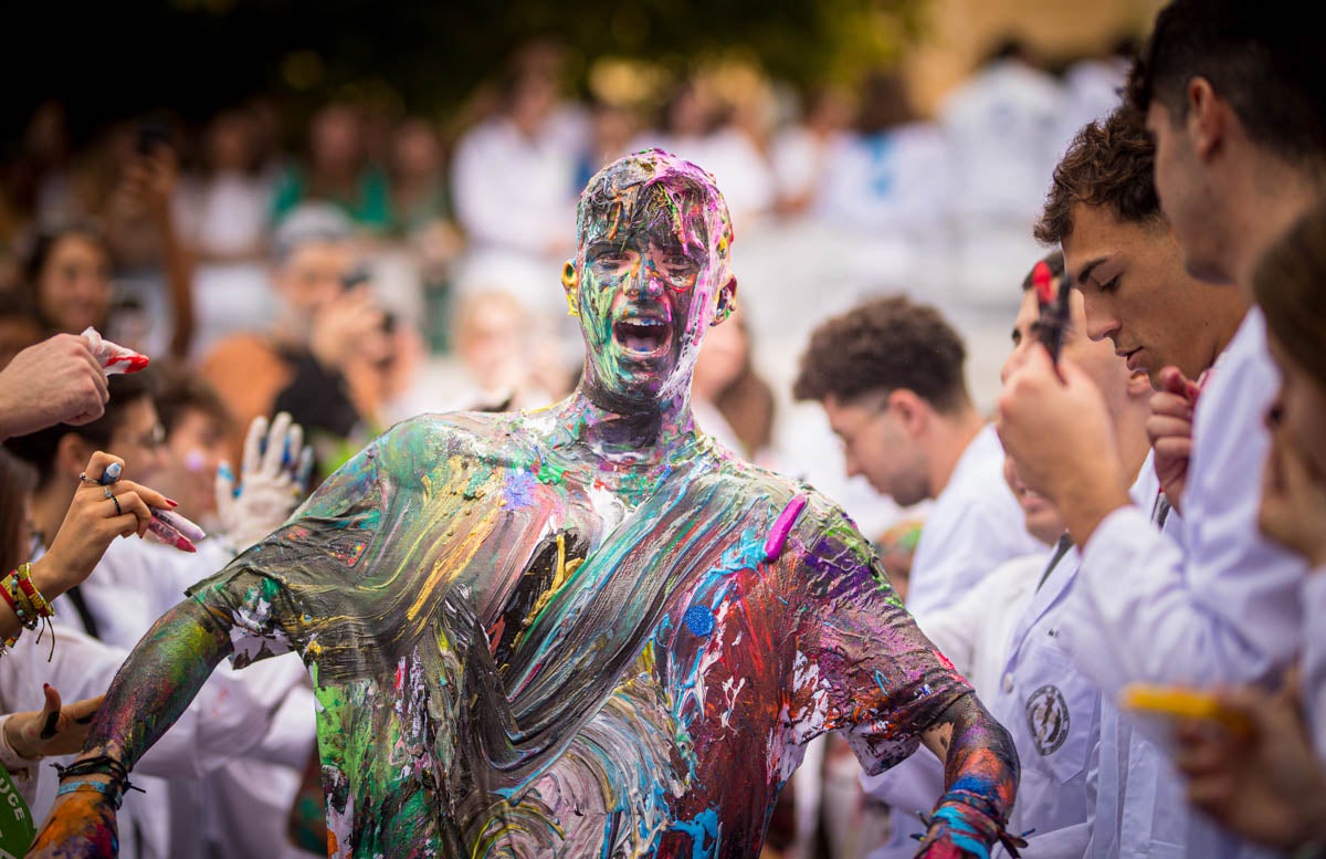 Alumnos de la Facultad de Medicina celebran la tradicional fiesta de octubre