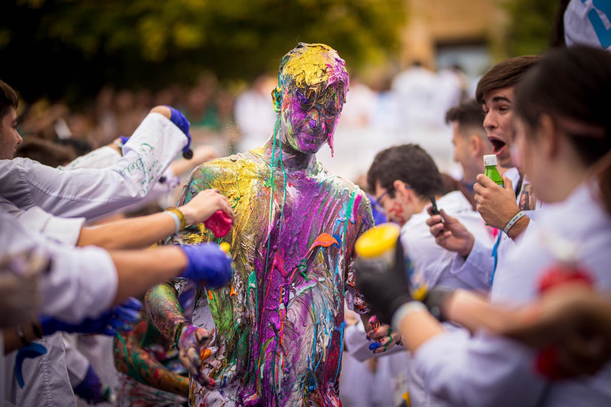 Alumnos de la Facultad de Medicina celebran la tradicional fiesta de octubre