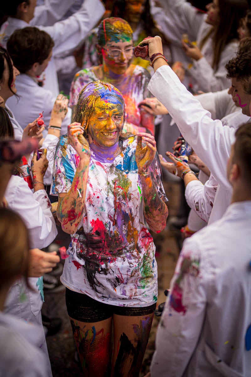 Alumnos de la Facultad de Medicina celebran la tradicional fiesta de octubre