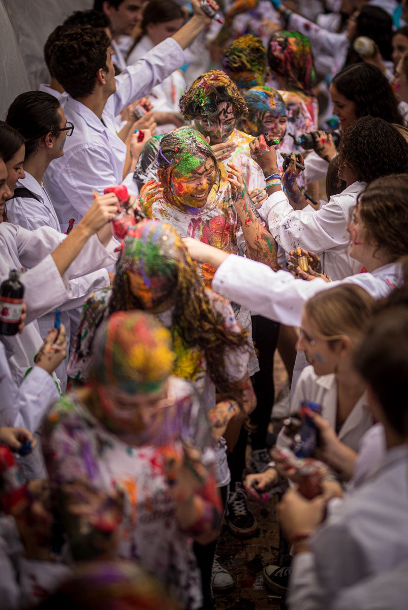 Alumnos de la Facultad de Medicina celebran la tradicional fiesta de octubre