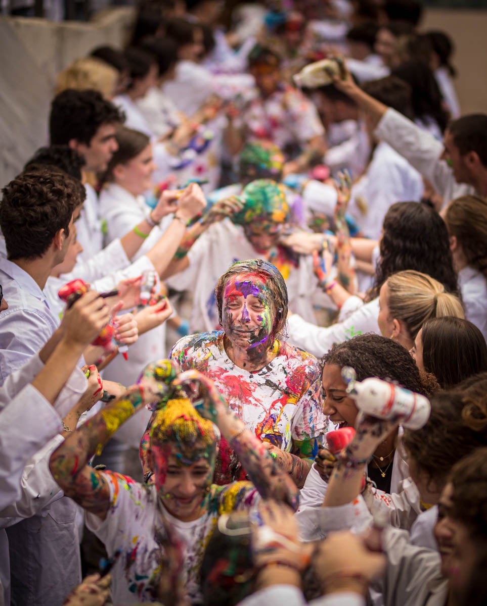 Alumnos de la Facultad de Medicina celebran la tradicional fiesta de octubre