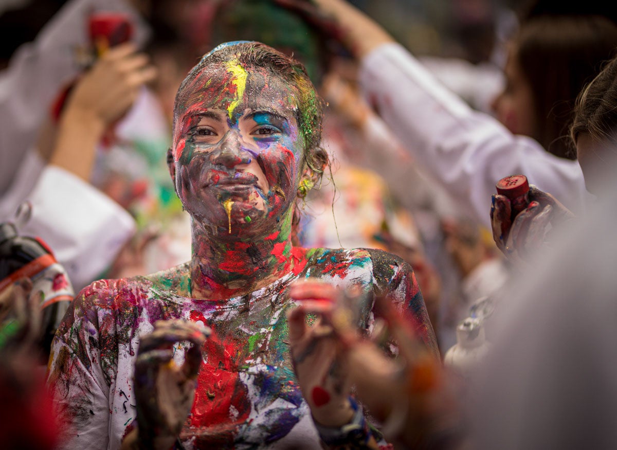 Alumnos de la Facultad de Medicina celebran la tradicional fiesta de octubre