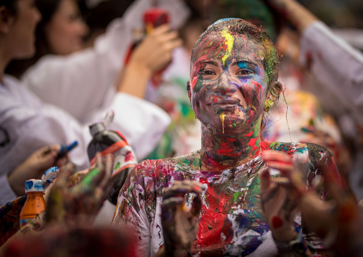 Alumnos de la Facultad de Medicina celebran la tradicional fiesta de octubre