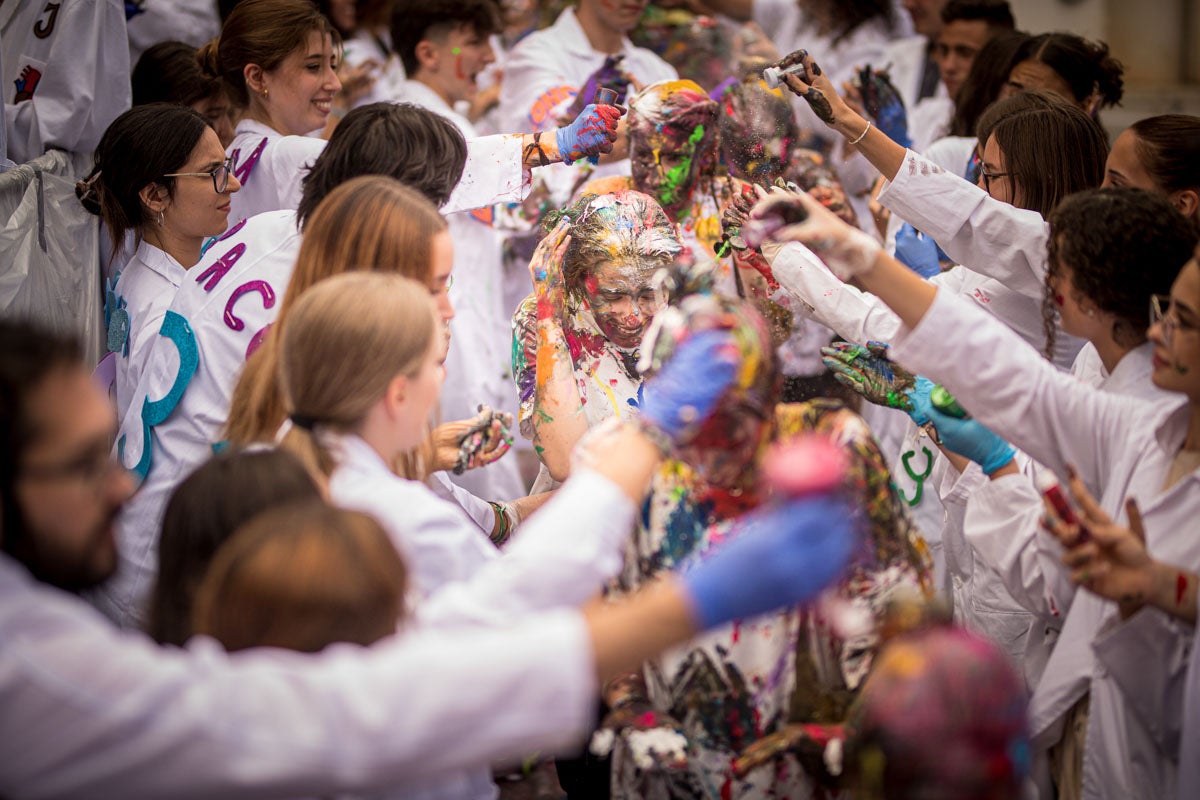 Alumnos de la Facultad de Medicina celebran la tradicional fiesta de octubre