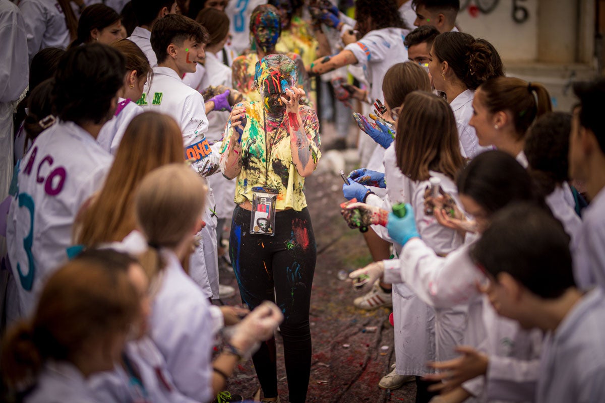 Alumnos de la Facultad de Medicina celebran la tradicional fiesta de octubre