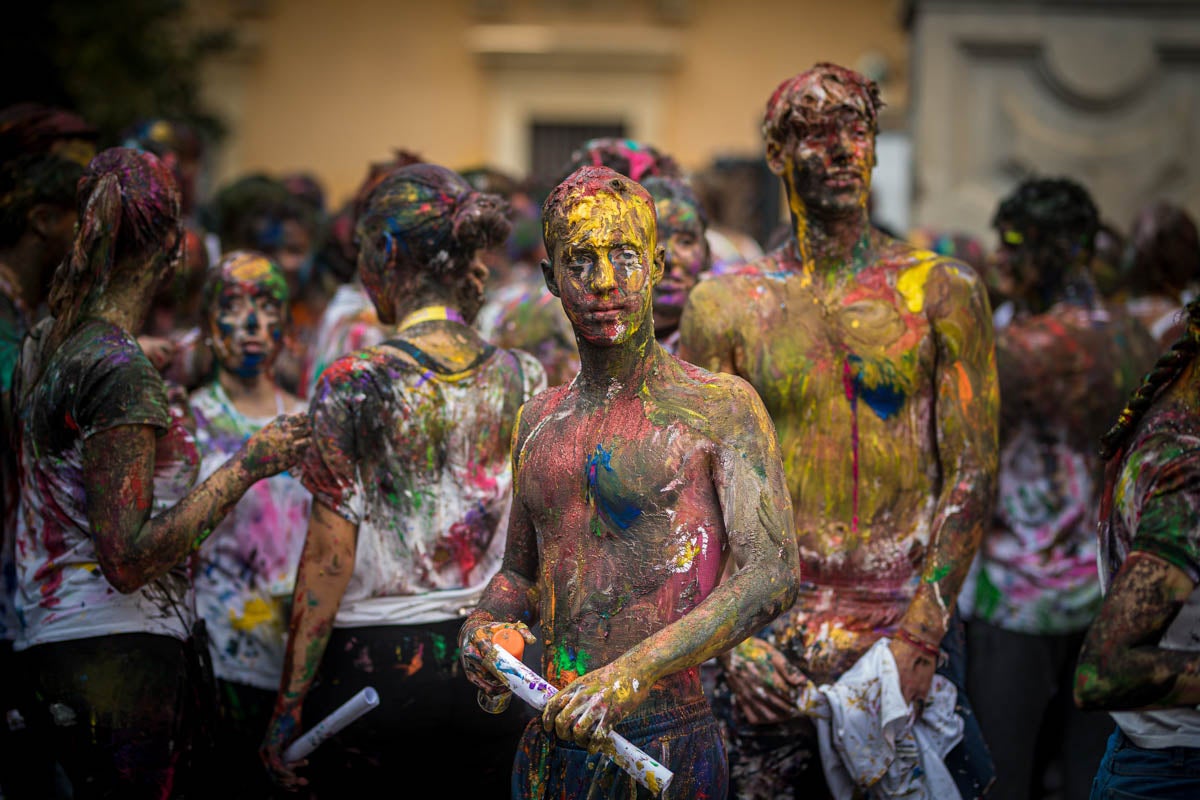 Alumnos de la Facultad de Medicina celebran la tradicional fiesta de octubre