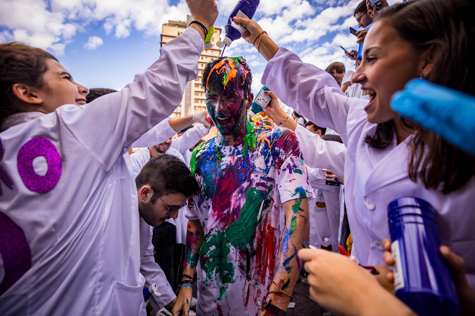 Alumnos de la Facultad de Medicina celebran la tradicional fiesta de octubre