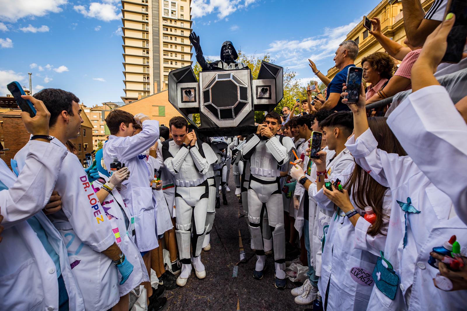 Alumnos de la Facultad de Medicina celebran la tradicional fiesta de octubre