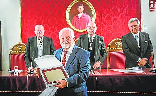 Fernando Rubio, de la Asociación Juan Gutiérrez Padial, de Lanjarón, con el Premio Francisco Izquierdo.