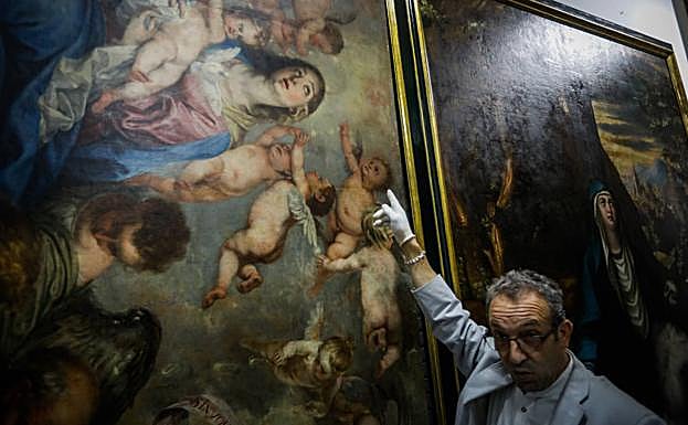 Tenorio explica algunos detalles de 'Virgen con santos'. 