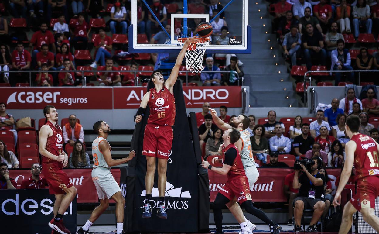 Aday Mara (15) exhibe tamaño ante el Baskonia. 