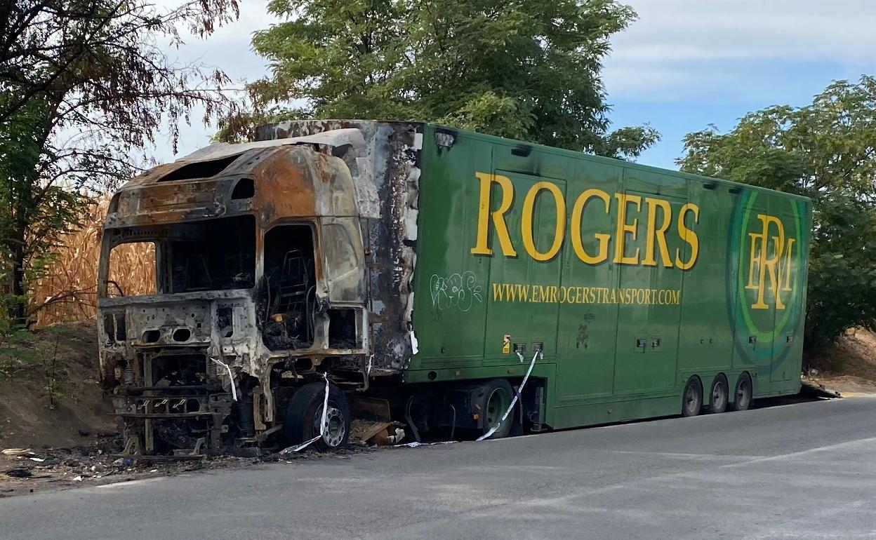 El camión incendiado junto a la carretera en la Chana.