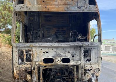 Imagen secundaria 1 - ¿Qué va a pasar con el camión quemado de la Chana al que nadie hace caso?