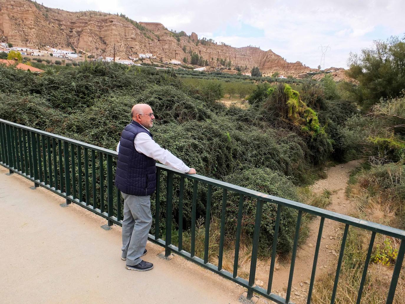 El alcalde de Marchal muestra la abundante vegetación en el cauce del río Alhama. 