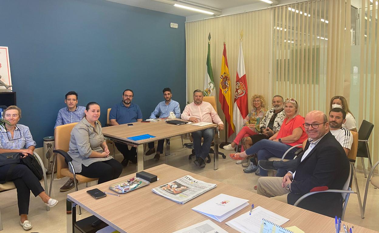 Un momento del encuentro con comerciantes y hosteleros. 