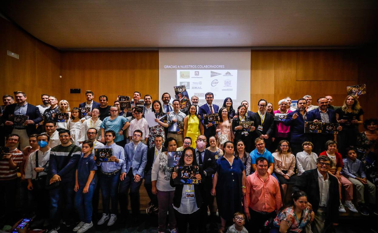 Foto de familia durante la presentación del calendario de Granadown. 