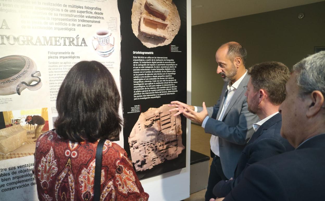 El director del museo, Carlos Fernández, da las claves de la muestra a los presentes.