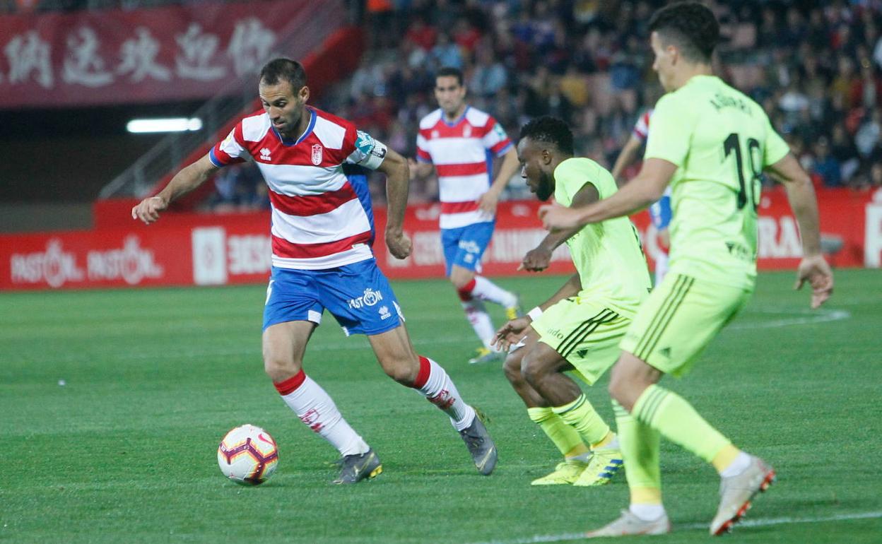 Víctor Díaz protege un balón en el último precedente ante el Zaragoza, de 2019. 