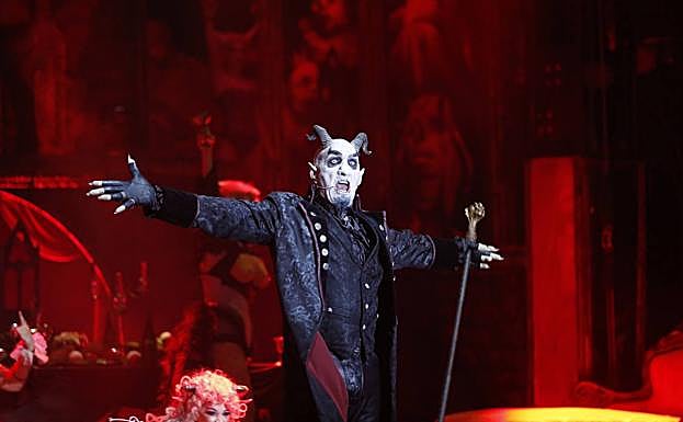 Suso Silva se encarna en Lucifer. 