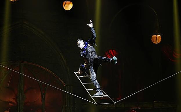 Funambulismo en cuerda destensada. 