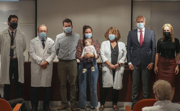 Imagen principal - Emma y su familia durante la rueda de prensa en la que anunciaron la intervención. En la primera imagen, a la izquierda, Francisco Hernández.