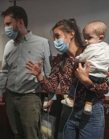 Imagen secundaria 2 - Emma y su familia durante la rueda de prensa en la que anunciaron la intervención. En la primera imagen, a la izquierda, Francisco Hernández.