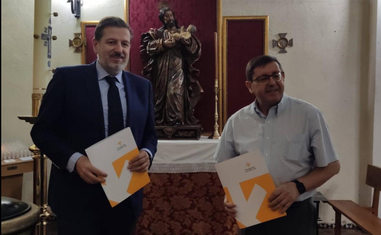 Luis Jesús García-Lomas y Juan Raya junto a la obra. 