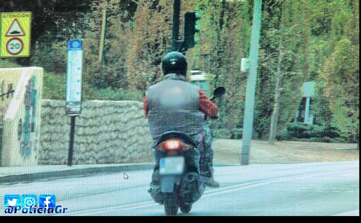 Se da a la fuga en Granada sin carnet y acaba chocando contra otro ...