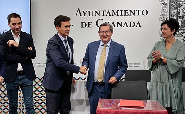 Francisco Cuenca y José Entrena firman el acuerdo de colaboración. 