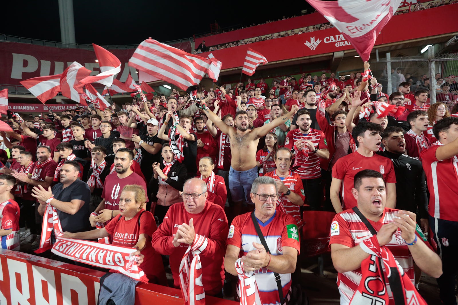 Fotos: Encuéntrate en la grada del Nuevo Los Cármenes en el Granada-Zaragoza