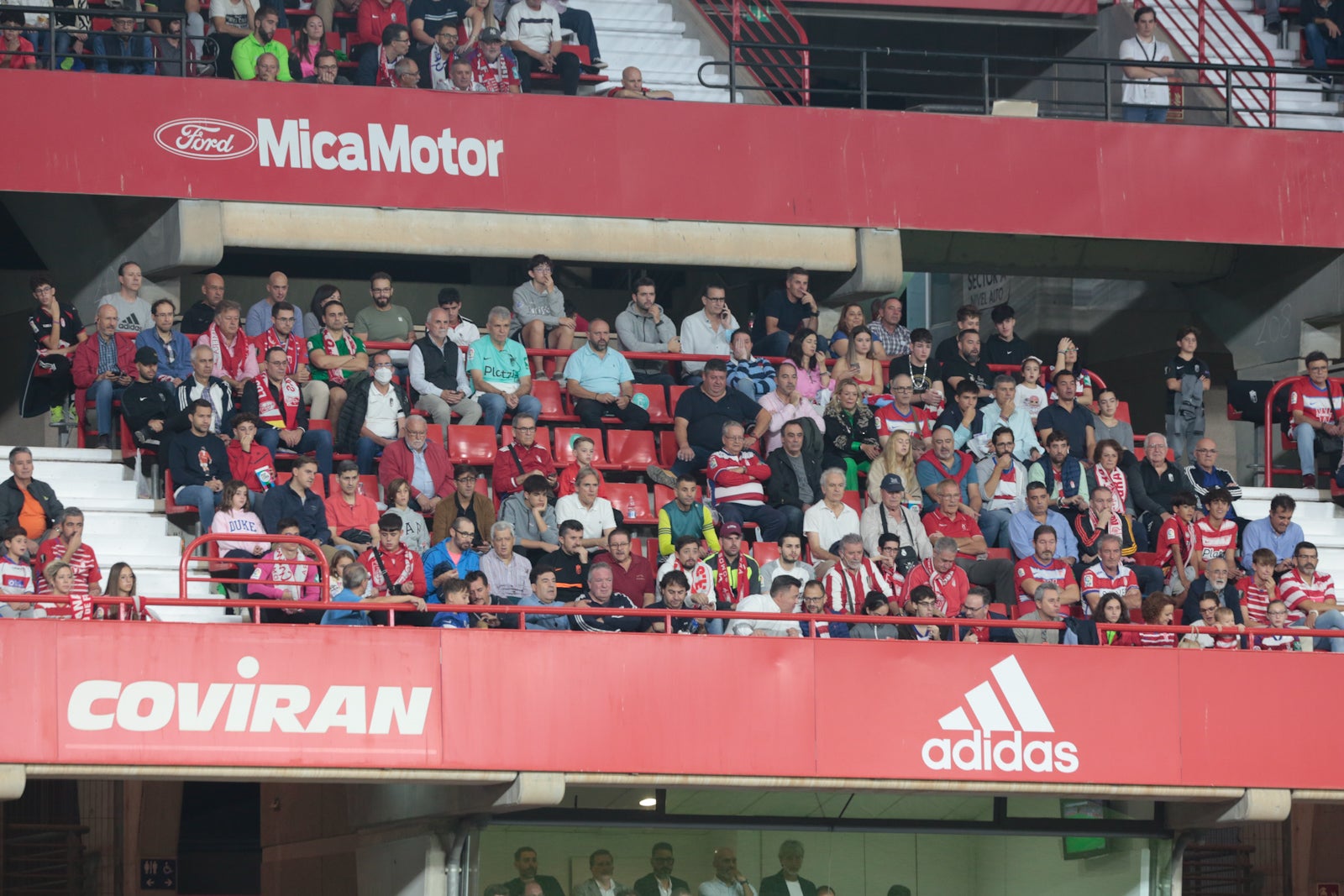 Fotos: Encuéntrate en la grada del Nuevo Los Cármenes en el Granada-Zaragoza