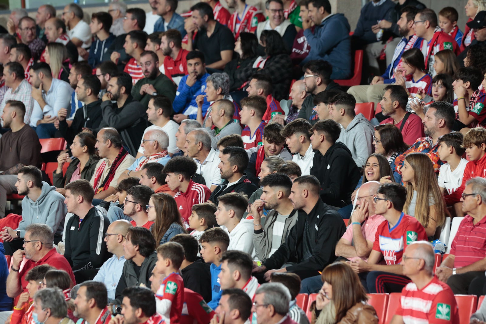 Fotos: Encuéntrate en la grada del Nuevo Los Cármenes en el Granada-Zaragoza