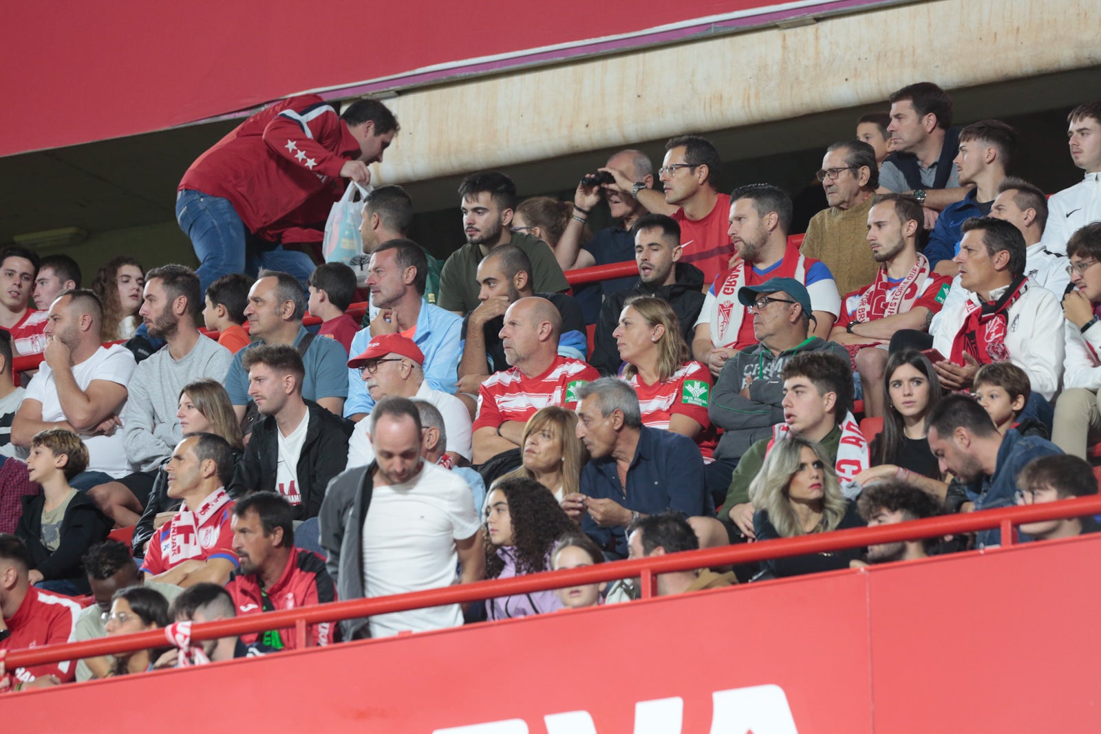 Fotos: Encuéntrate en la grada del Nuevo Los Cármenes en el Granada-Zaragoza