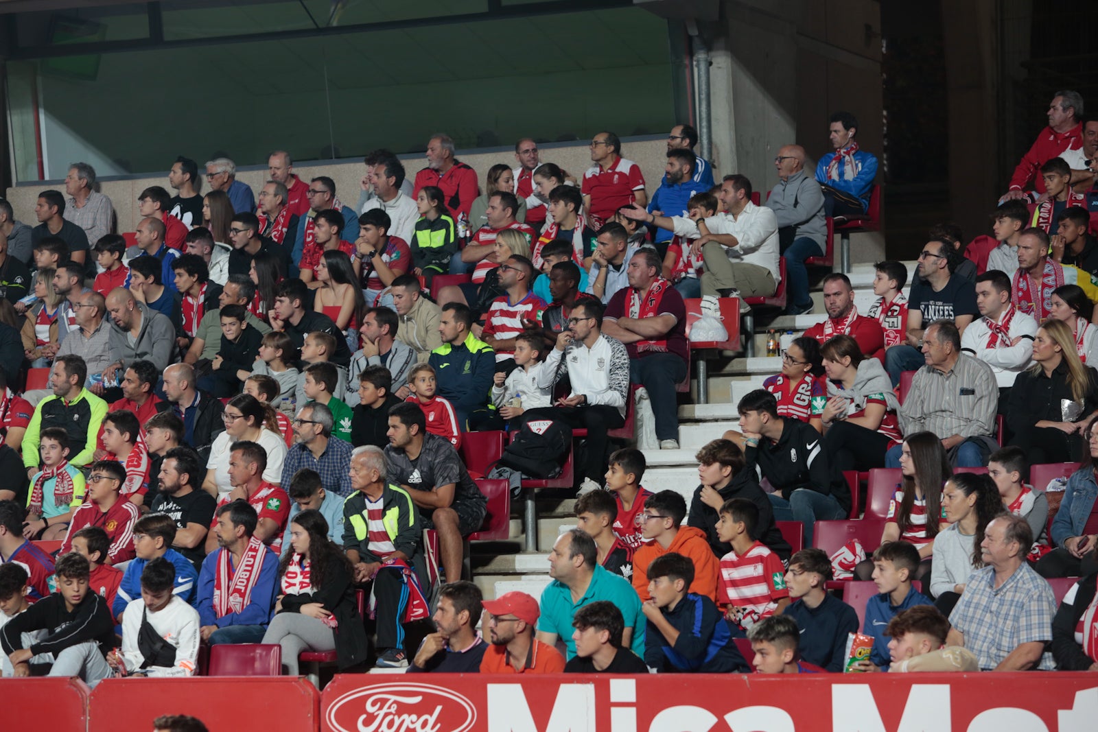 Fotos: Encuéntrate en la grada del Nuevo Los Cármenes en el Granada-Zaragoza