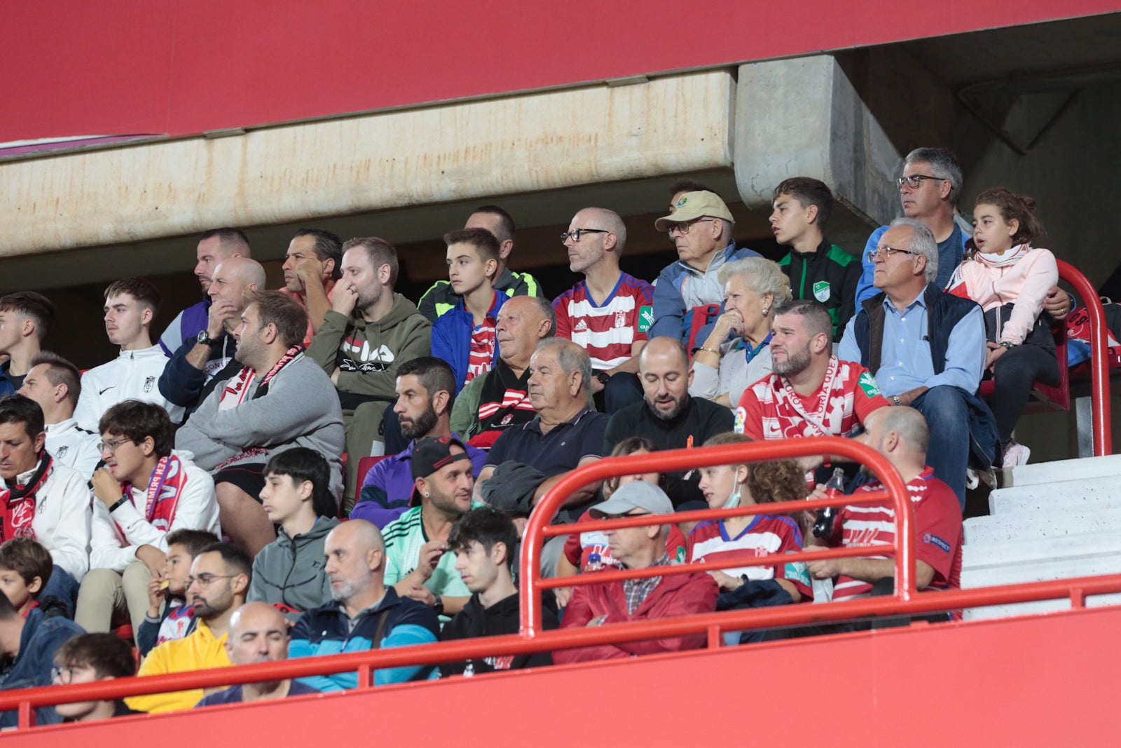 Fotos: Encuéntrate en la grada del Nuevo Los Cármenes en el Granada-Zaragoza