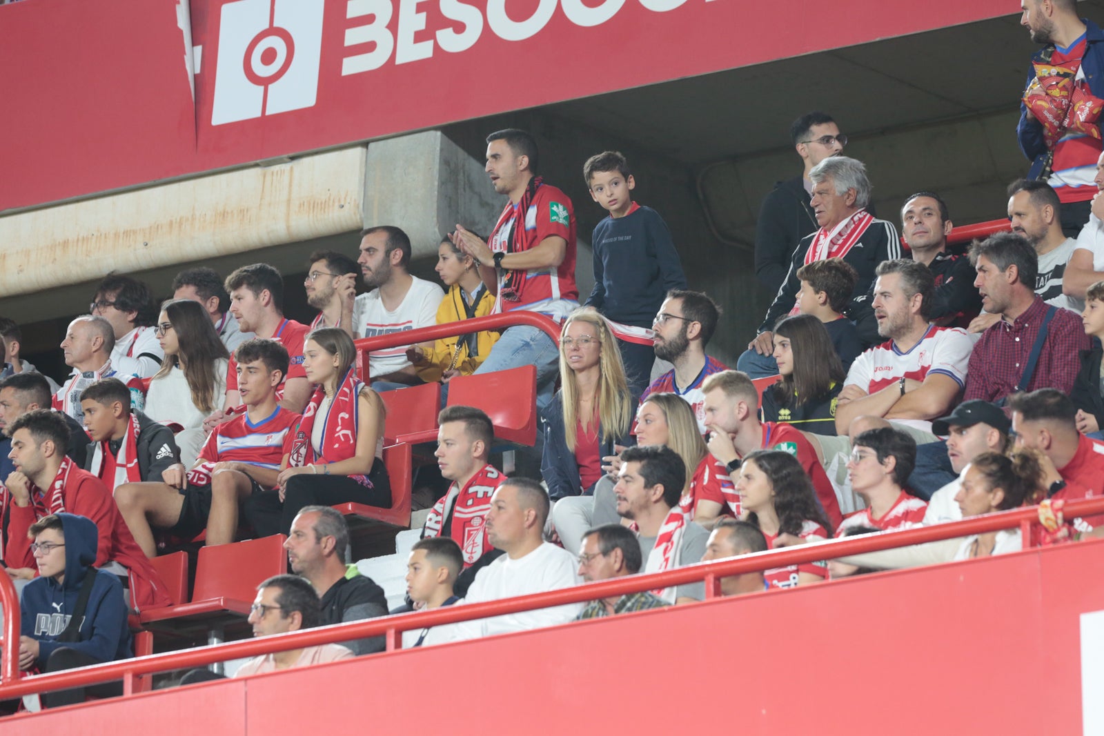 Fotos: Encuéntrate en la grada del Nuevo Los Cármenes en el Granada-Zaragoza