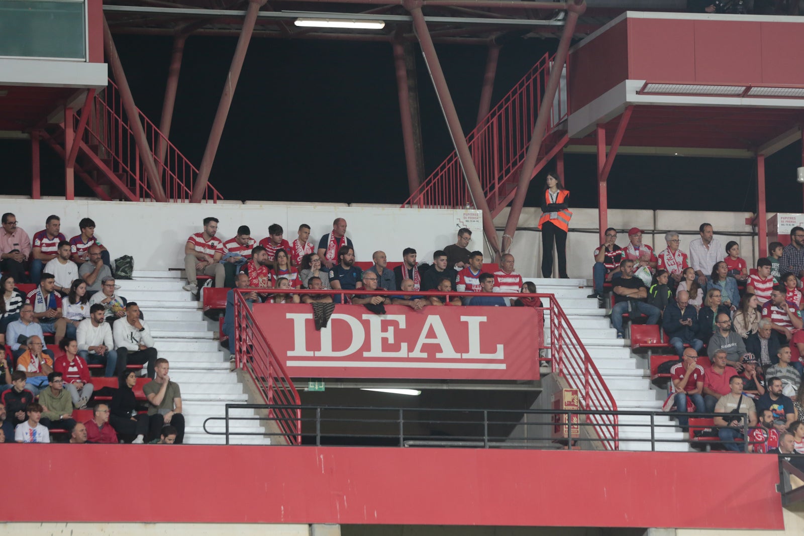 Fotos: Encuéntrate en la grada del Nuevo Los Cármenes en el Granada-Zaragoza