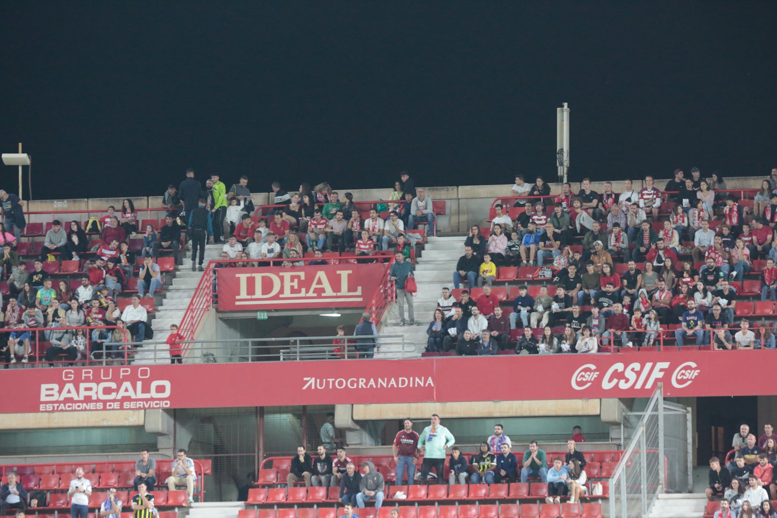 Fotos: Encuéntrate en la grada del Nuevo Los Cármenes en el Granada-Zaragoza