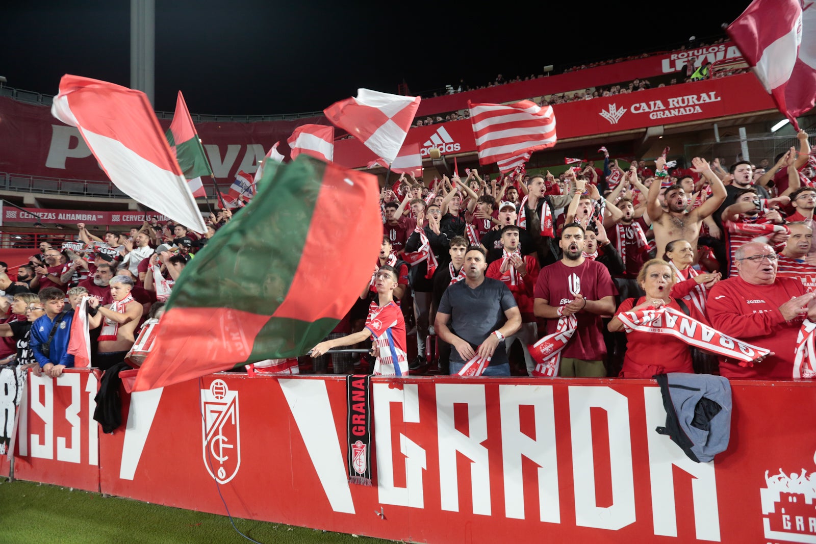 Fotos: Encuéntrate en la grada del Nuevo Los Cármenes en el Granada-Zaragoza