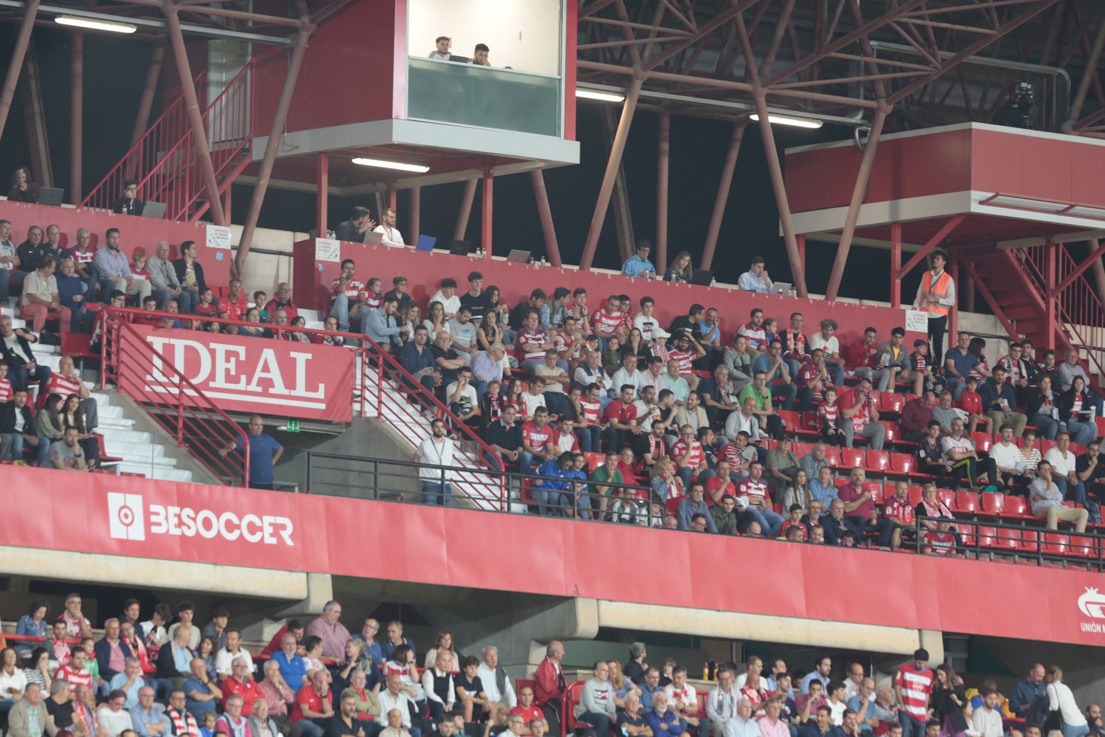 Fotos: Encuéntrate en la grada del Nuevo Los Cármenes en el Granada-Zaragoza