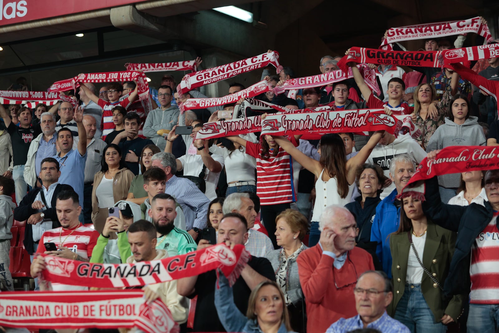 Fotos: Encuéntrate en la grada del Nuevo Los Cármenes en el Granada-Zaragoza