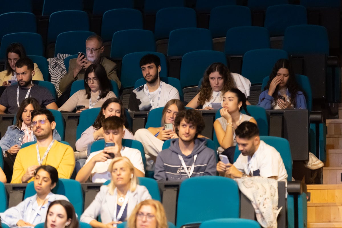 Las imágenes del público asistente este viernes al evento divulgativo sobre Inteligencia Artificial