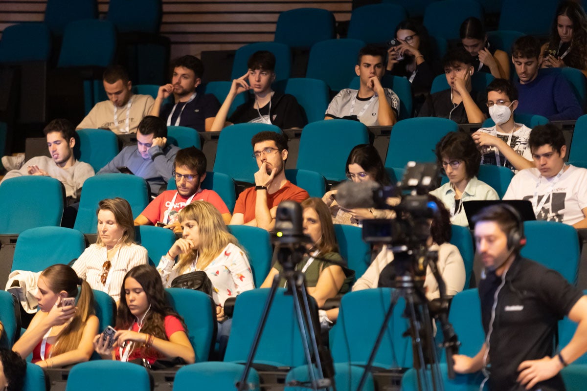 Las imágenes del público asistente este viernes al evento divulgativo sobre Inteligencia Artificial