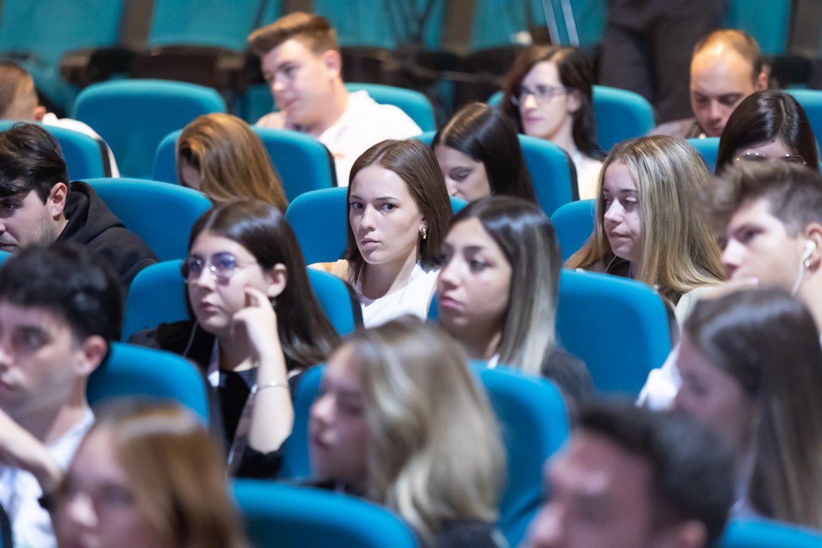 Las imágenes del público asistente este viernes al evento divulgativo sobre Inteligencia Artificial