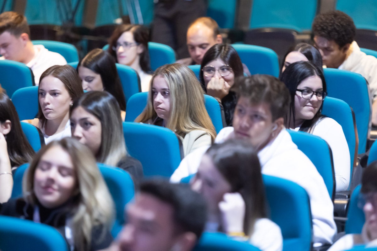 Las imágenes del público asistente este viernes al evento divulgativo sobre Inteligencia Artificial